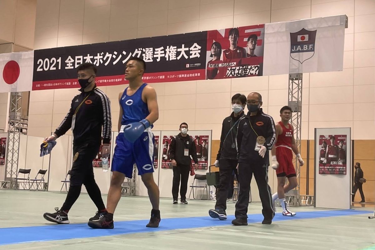 2021全日本ボクシング選手権大会の会場を歩くゴングマン
