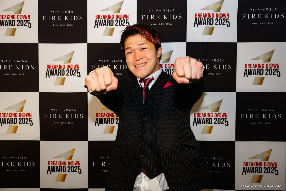 BreakingDown AWARD 2025でポーズをとるゴングマン